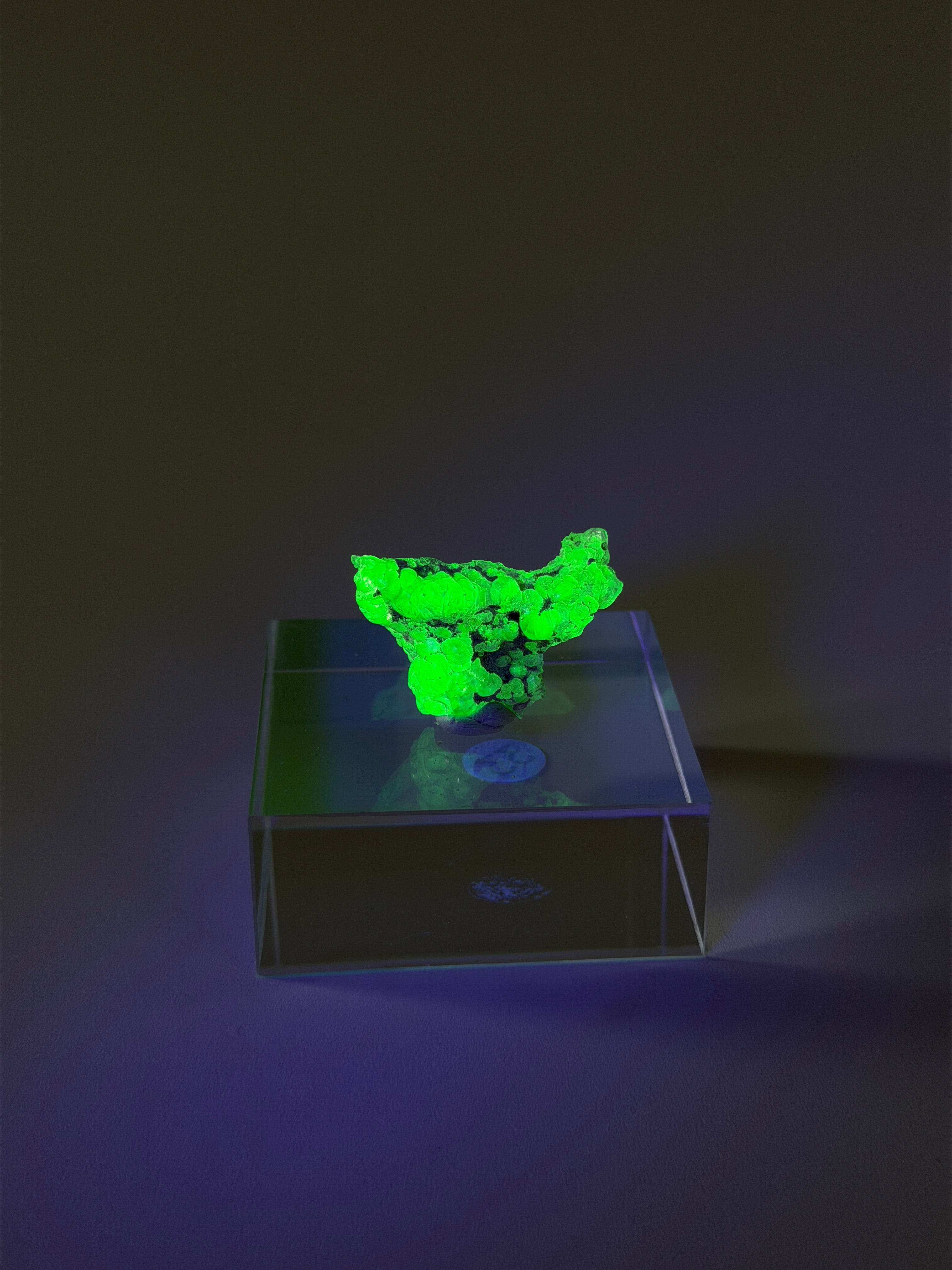 Hyalit Opal | starke UV-Reaktion | small
