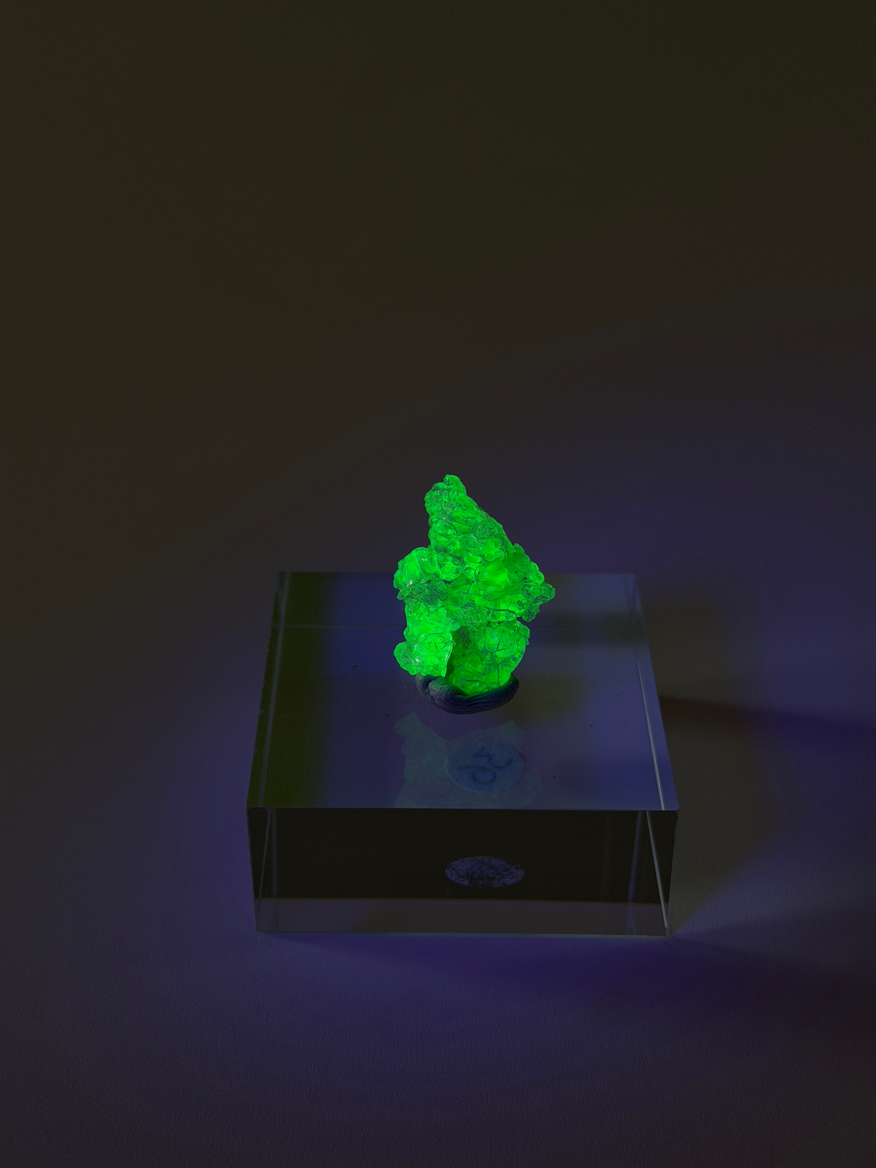 Hyalit Opal | starke UV-Reaktion | Medium