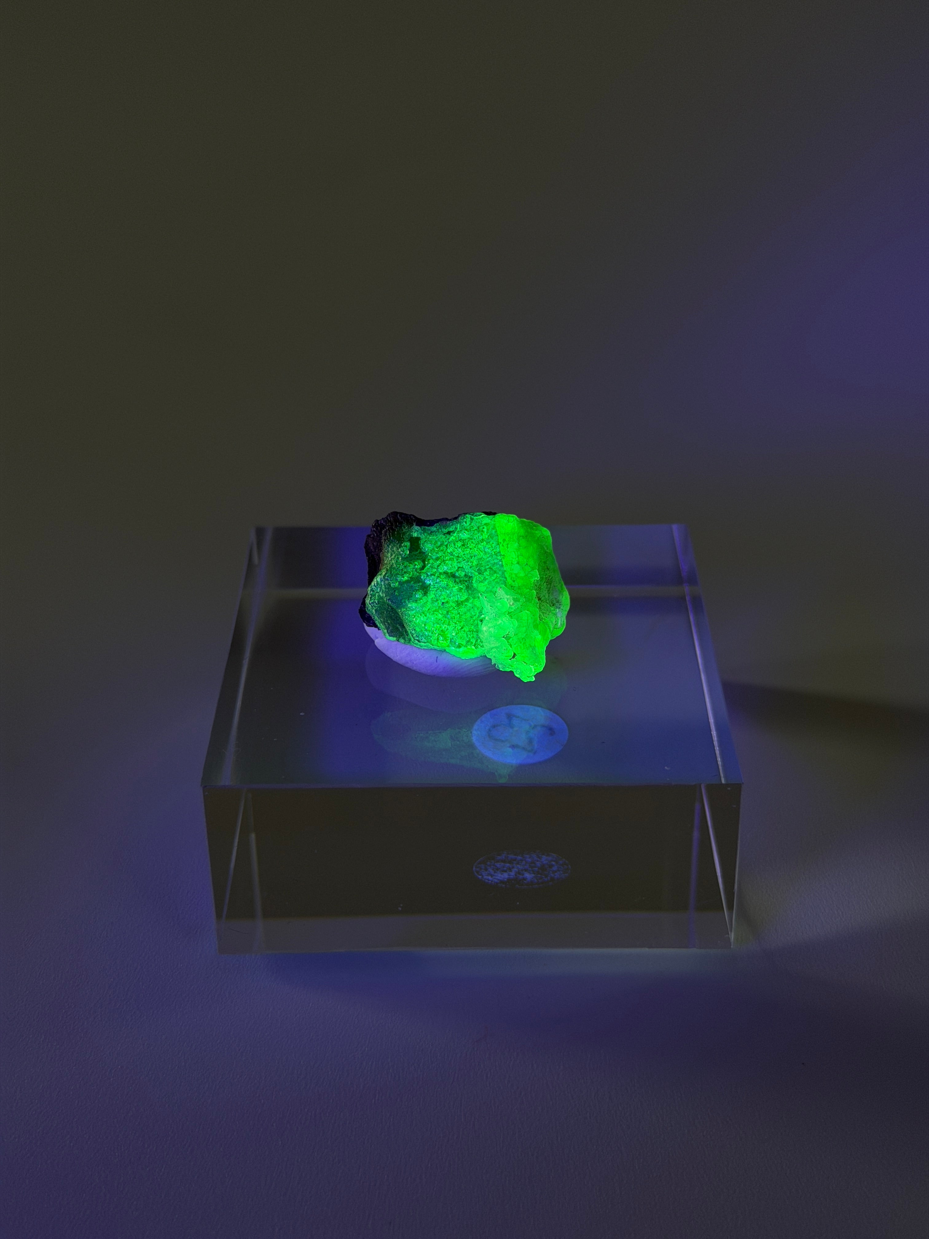 Hyalit Opal | starke UV-Reaktion | small