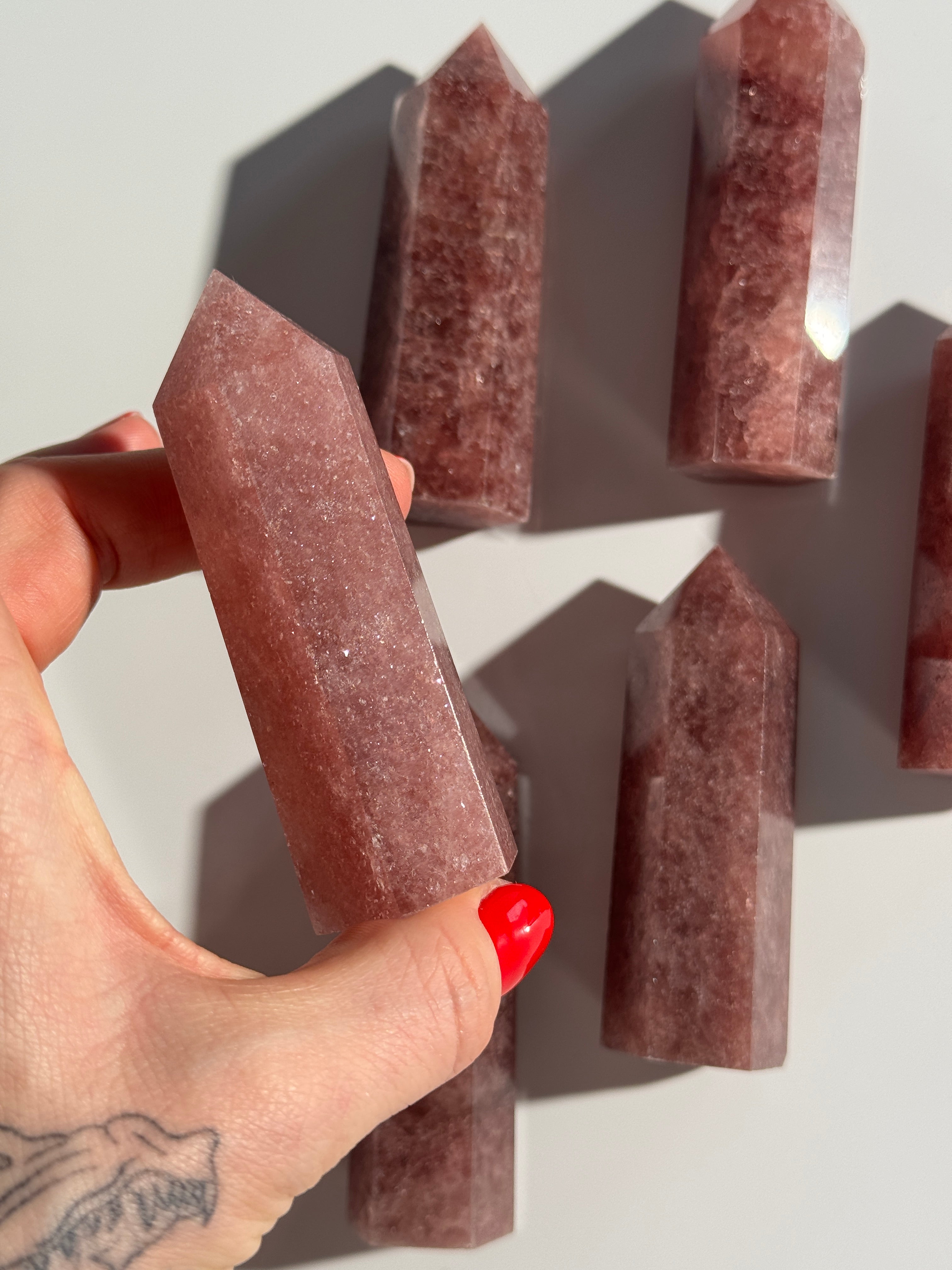 Erdbeerquarz Turm