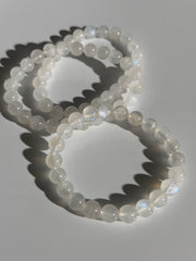 Weißer Labradorit / Mondstein Kugelarmband