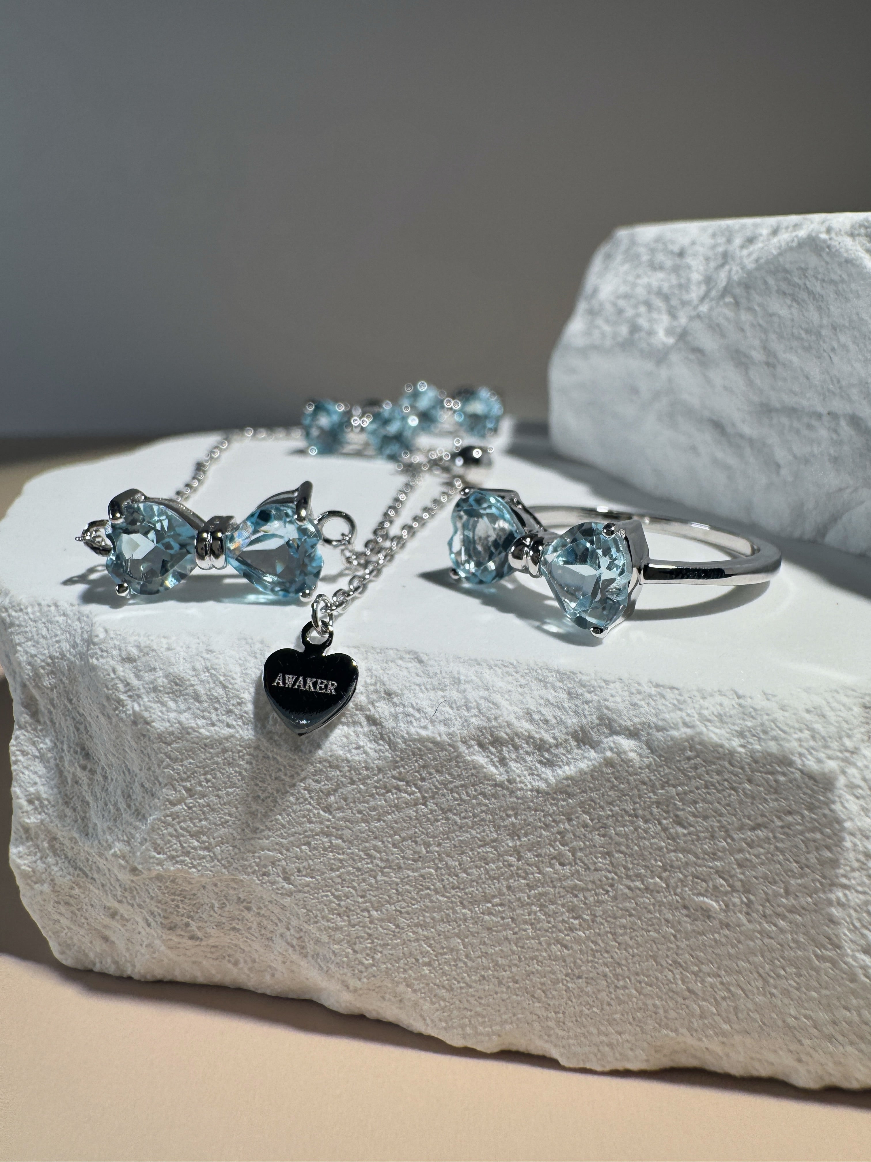 Blauer Topas Ring „Bow“