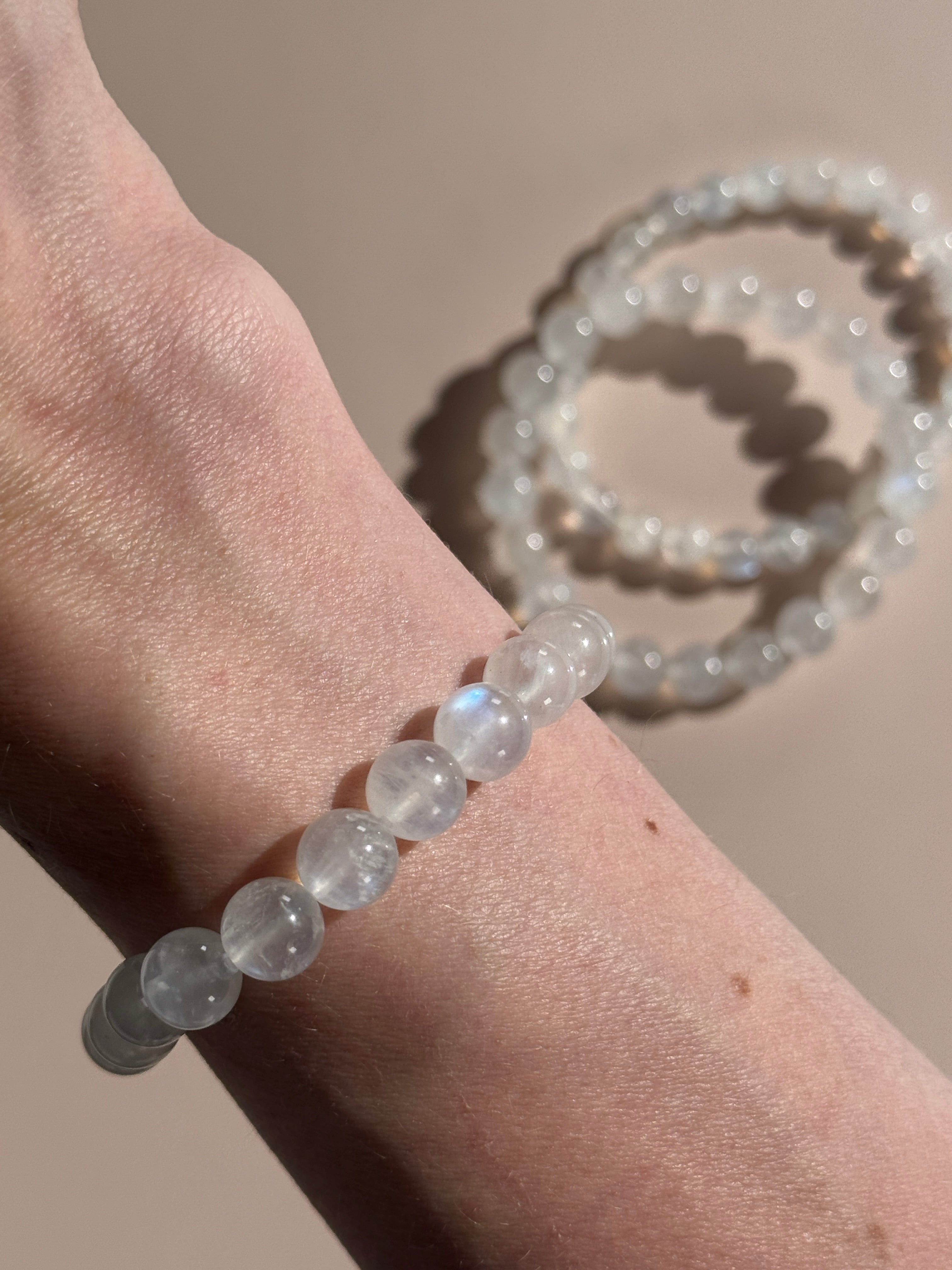 Weißer Labradorit / Mondstein Kugelarmband