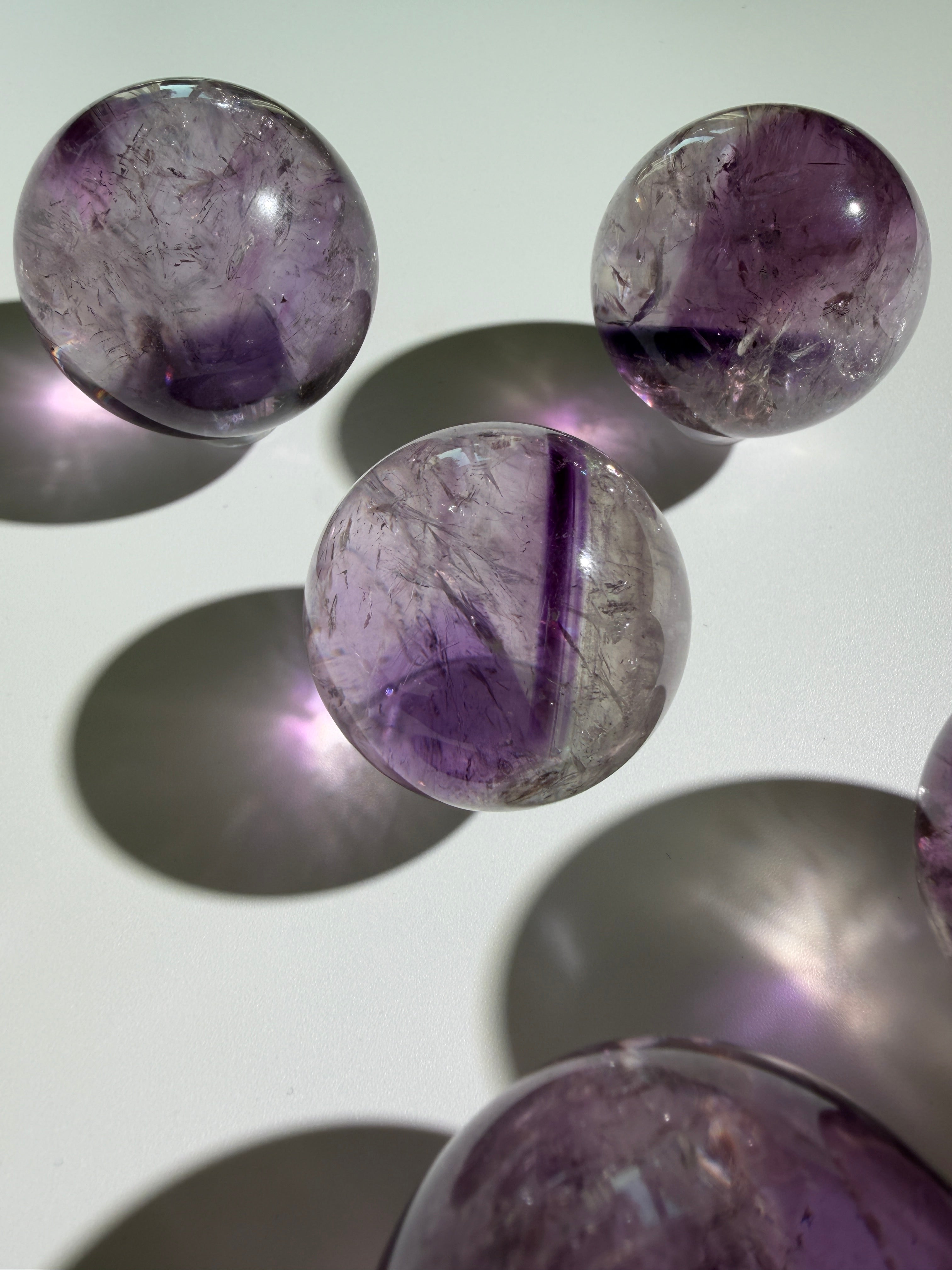 Glassy Amethyst Kugel mit Regenbögen