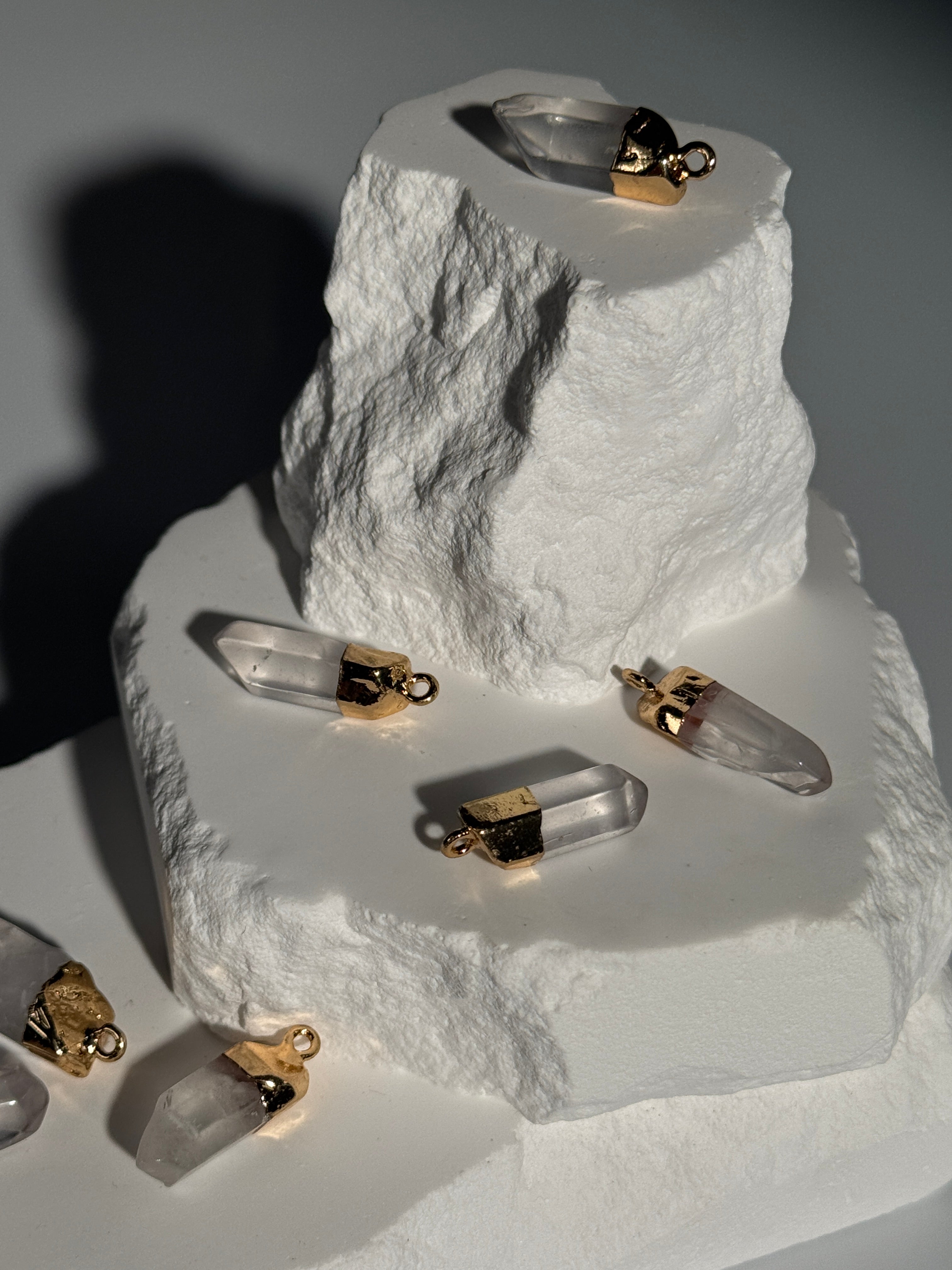 Bergkristall Anhänger mit goldfarbener Kappe