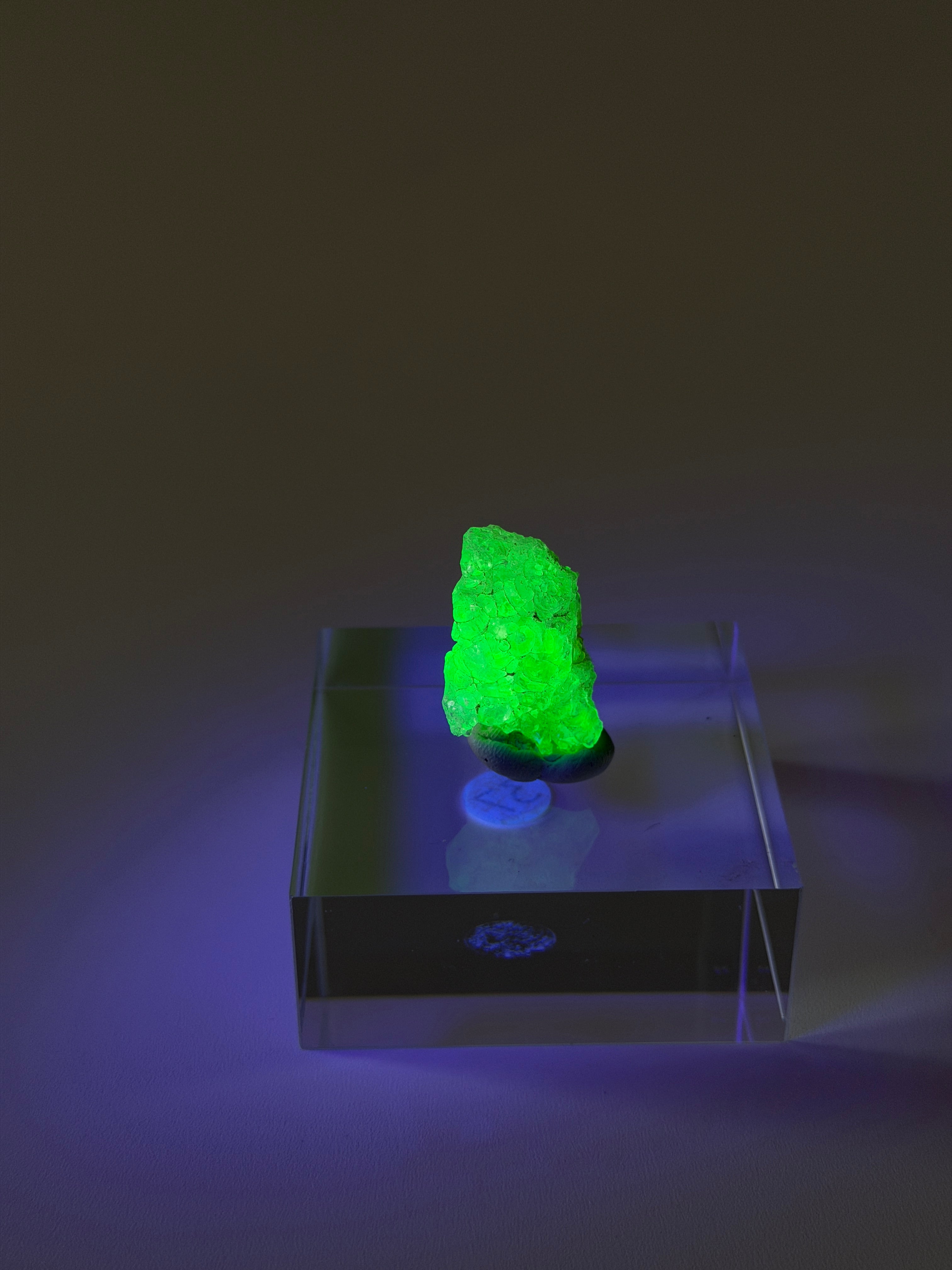 Hyalit Opal | starke UV-Reaktion | Medium