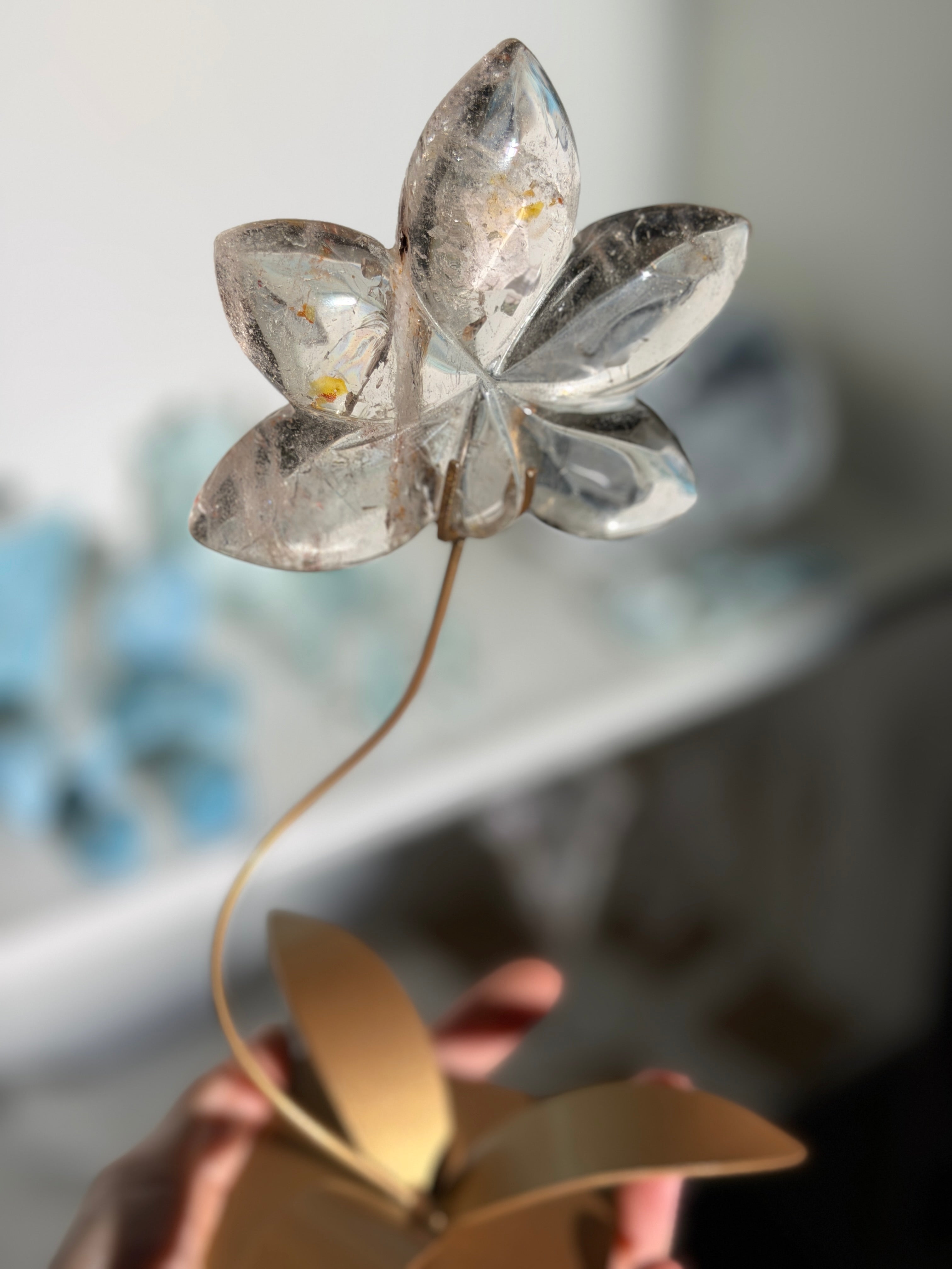 Bergkristall Lotusblüte auf goldener Halterung