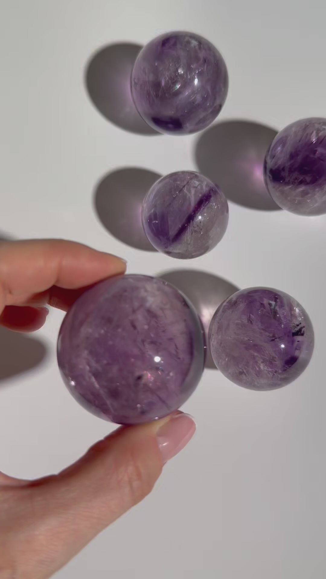 Video laden: Glassy Amethyst Kugel mit Regenbögen