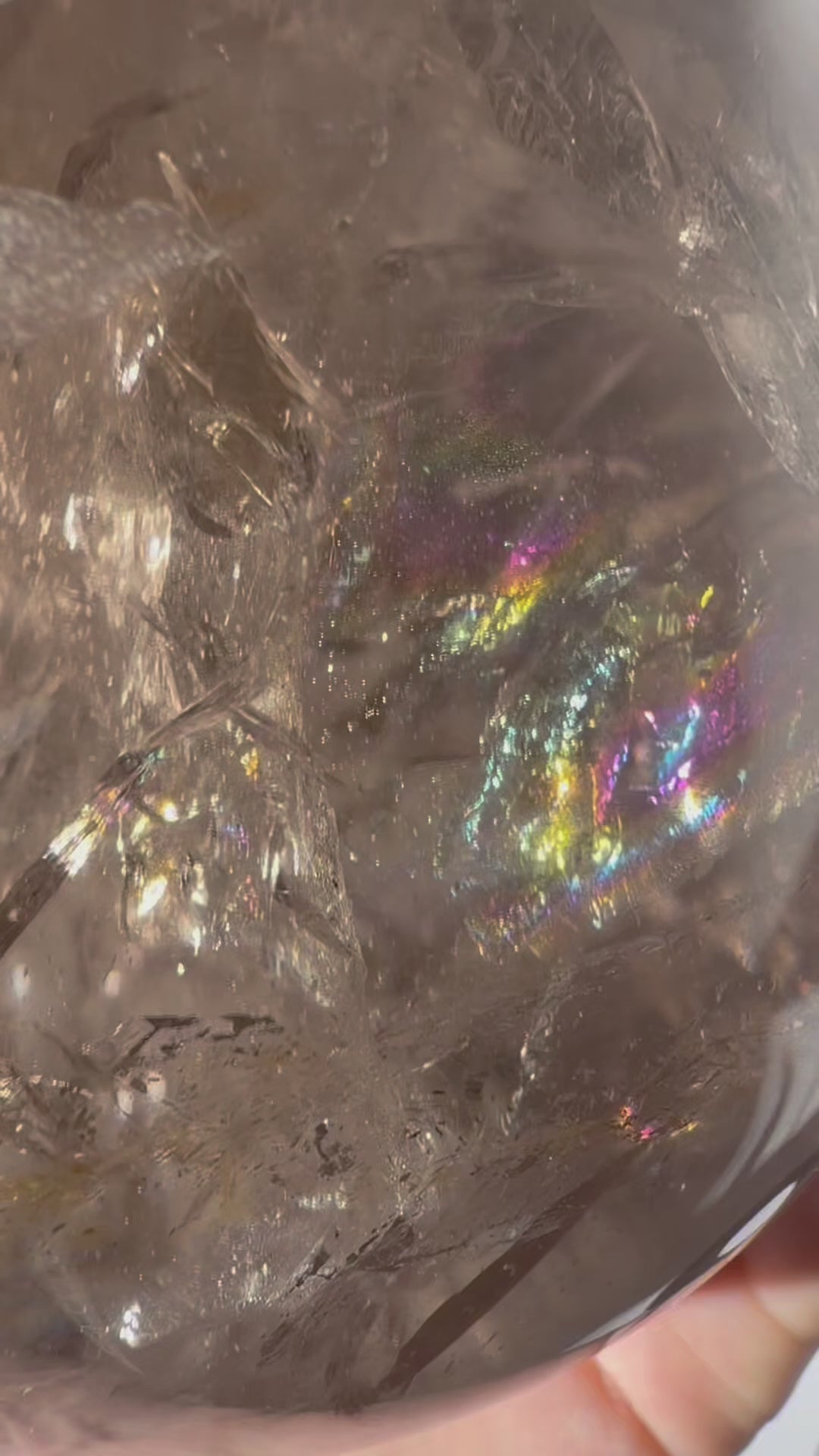 Video laden: Rauchquarz Kugel XL mit Regenbögen